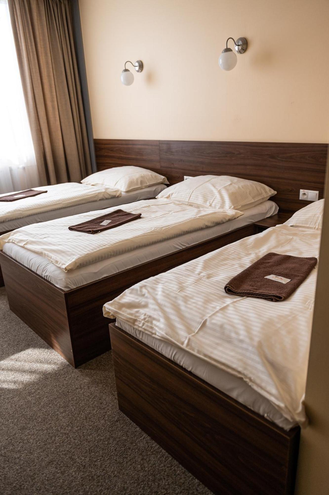 City Hotel B&B, Reception 24 7, 800M Od-From R1, Free Parking Banská Bystrica Extérieur photo
