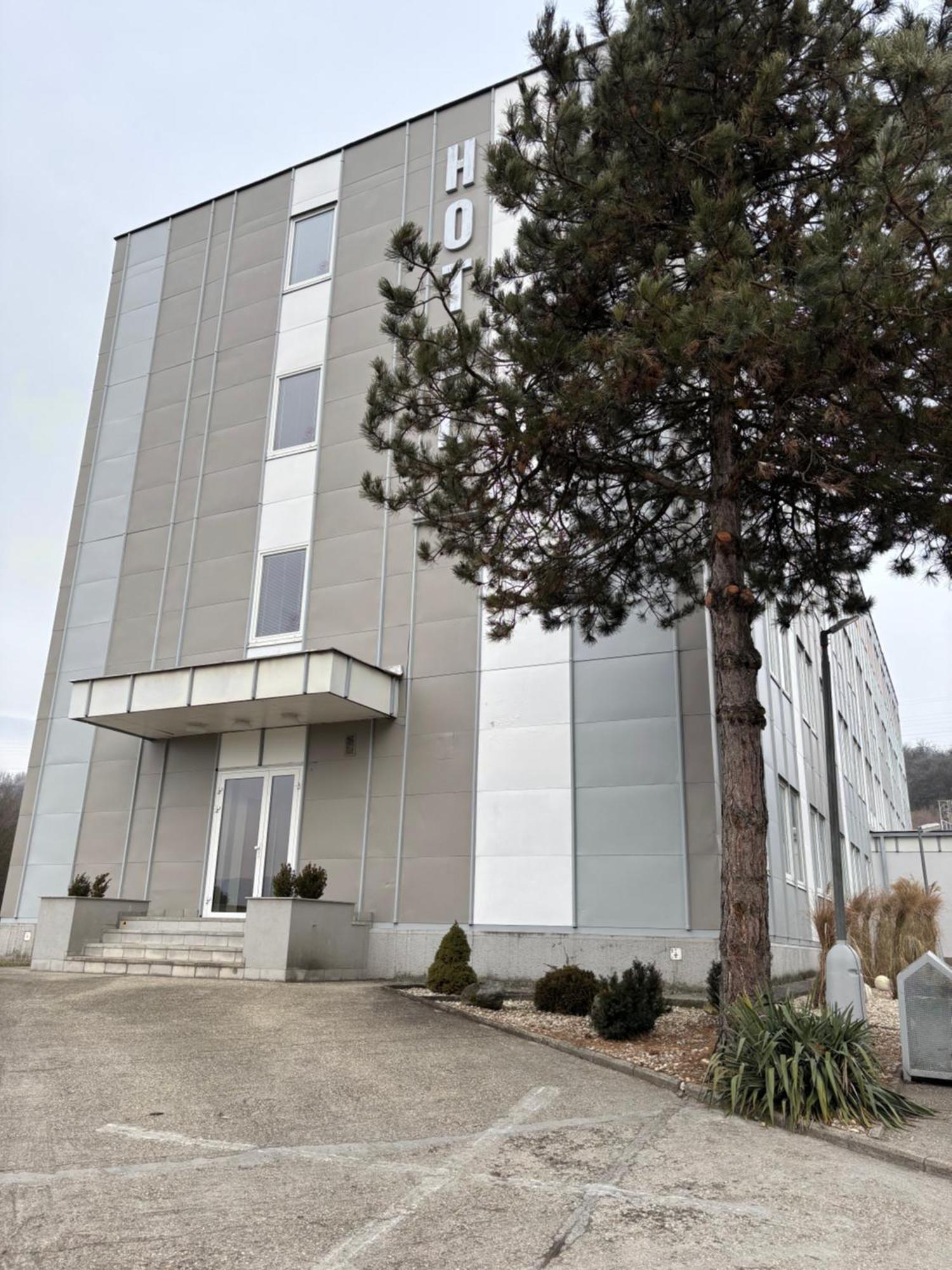 City Hotel B&B, Reception 24 7, 800M Od-From R1, Free Parking Banská Bystrica Extérieur photo