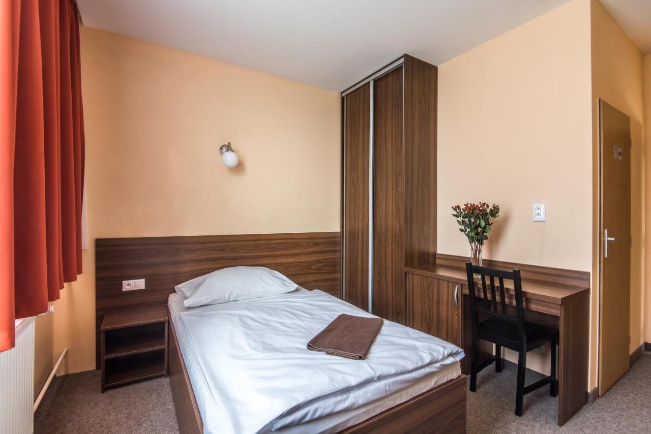 City Hotel B&B, Reception 24 7, 800M Od-From R1, Free Parking Banská Bystrica Extérieur photo